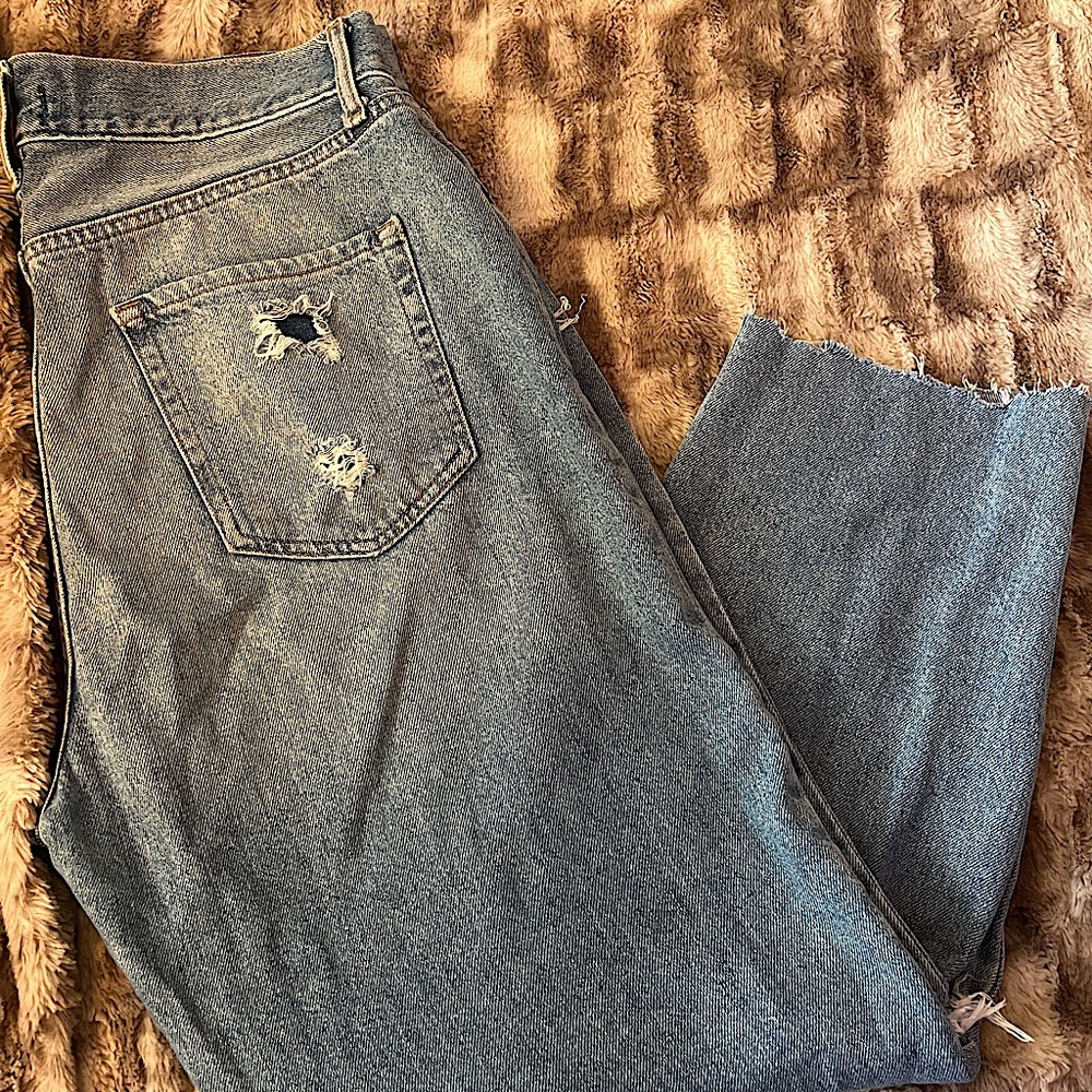 Light wash baggy 90’s jeans with big holes